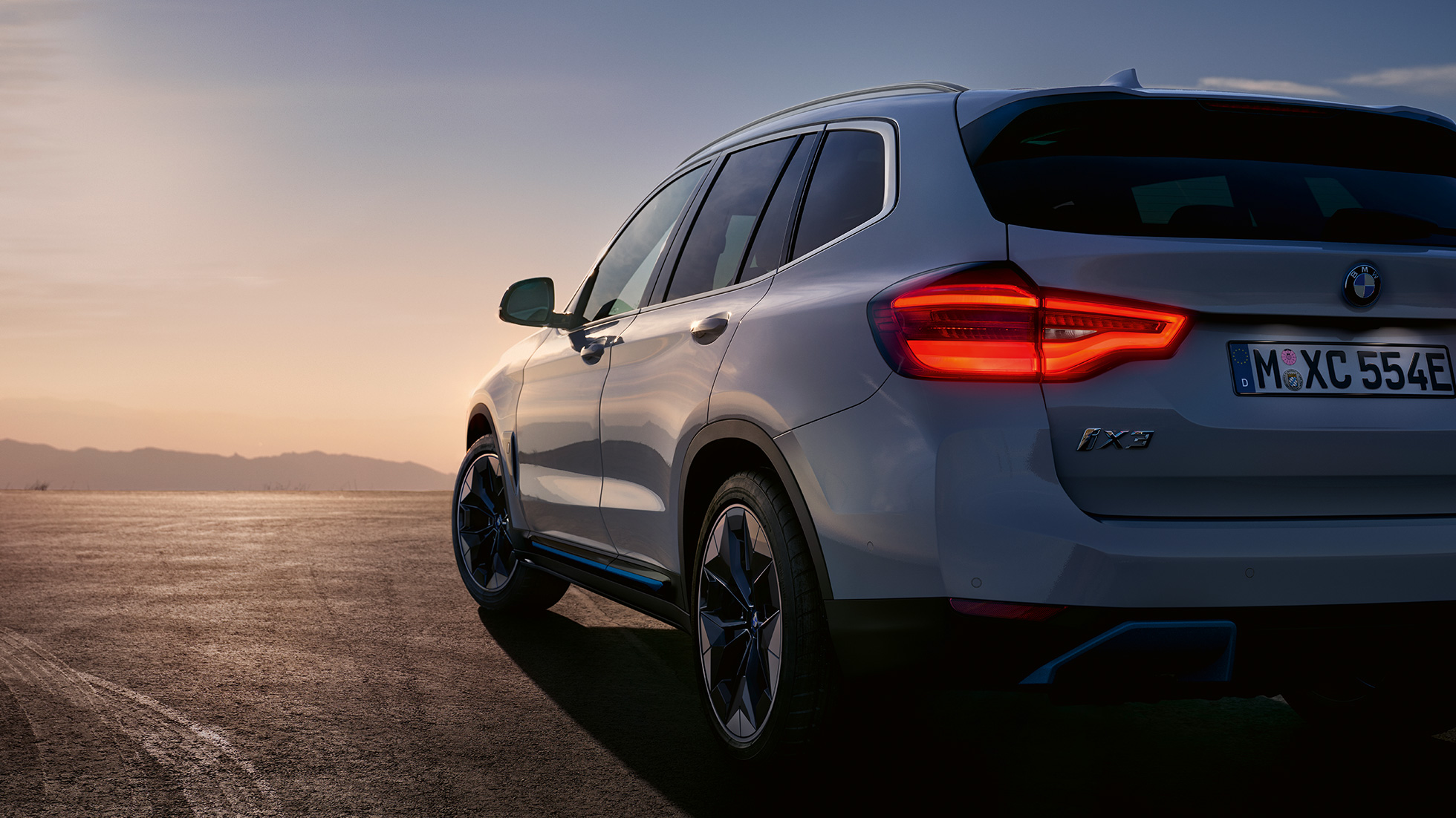 BMW iX3 G08 три четвърти изглед отзад на пътя BMW iX3 G08 2020 Mineral White три четвърти изглед отзад на пътя