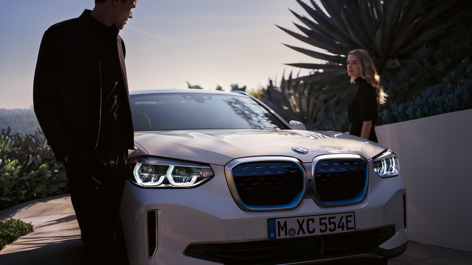 BMW iX3 G08 три четвърти изглед отпред с BMW i бъбрековидна радиаторна решетка BMW iX3 G08 2020 Mineral White metallic три четвърти изглед отпред с BMW i бъбрековидна радиаторна решетка