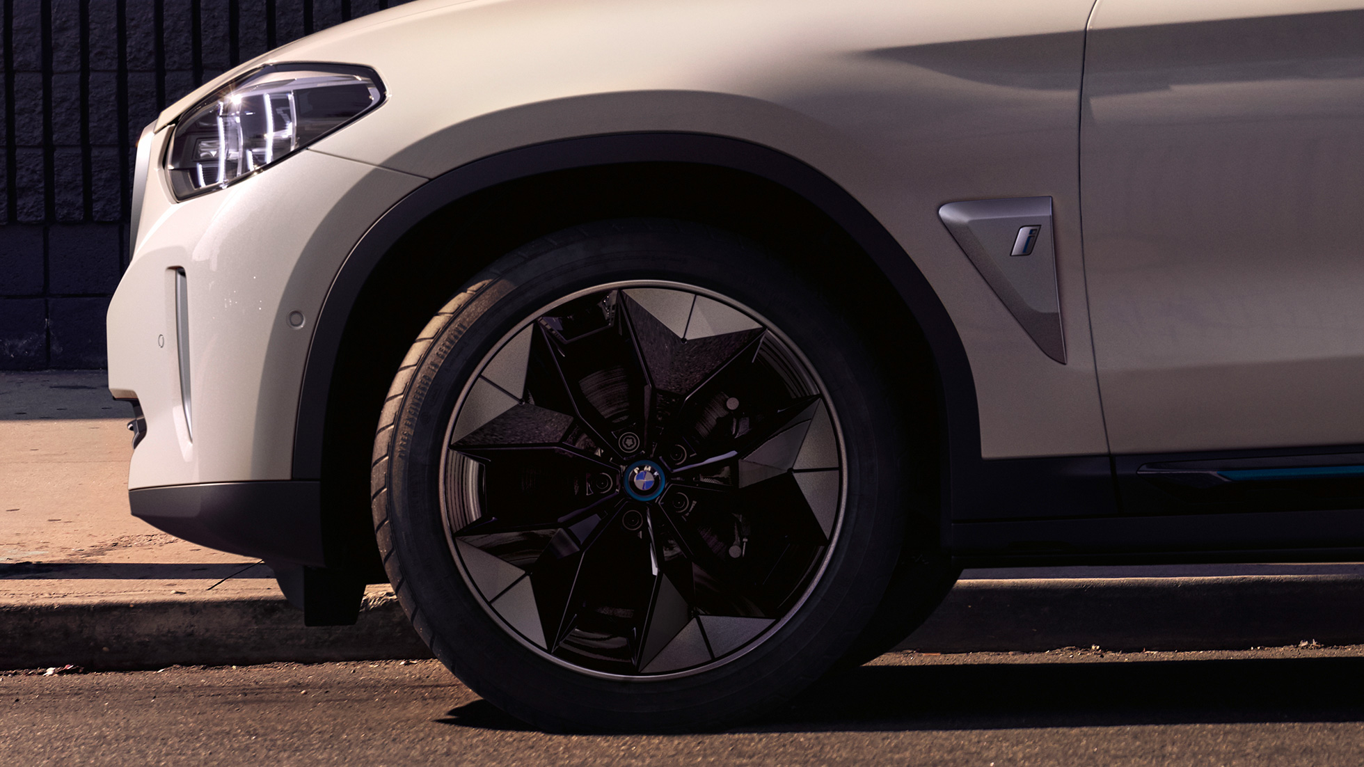 Аеродинамични джанти BMW iX3 G08 снимка отблизо на джанта Аеродинамични джанти BMW iX3 G08 2020 Mineral White metallic снимка отблизо на джанта, екстериор
