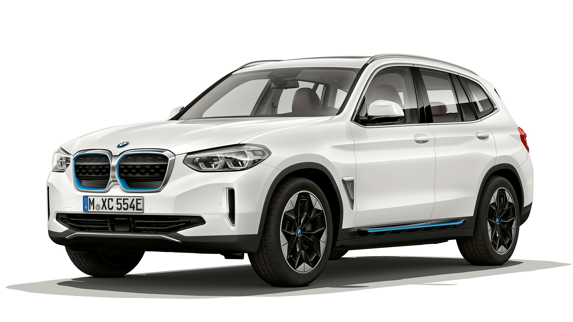 BMW iX3 G08 Модел „Impressive“ три четвърти изглед отпред BMW iX3 G08 2020 Модел „Impressive“ Mineral White metallic три четвърти изглед отпред