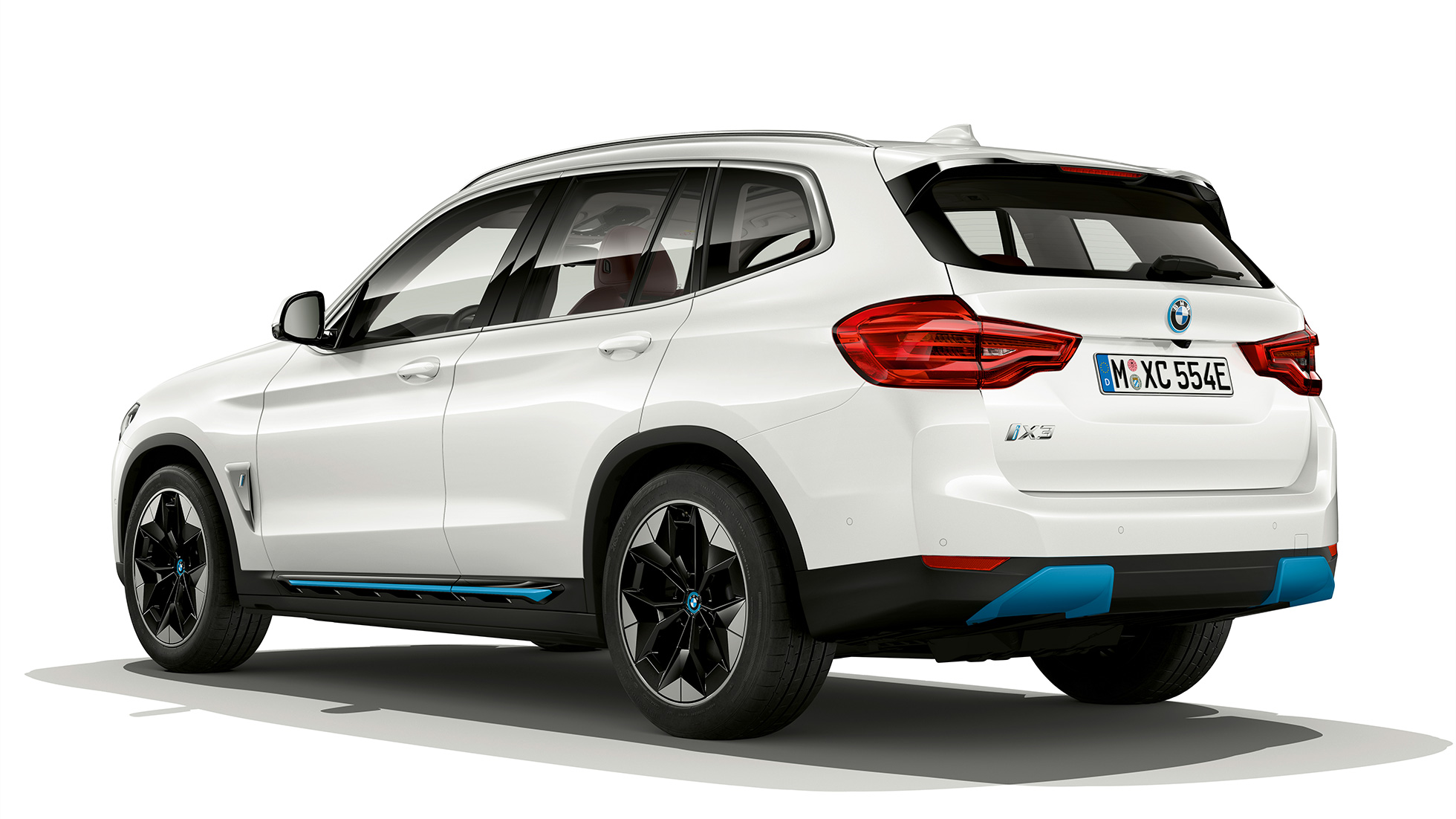 BMW iX3 G08 Модел „Impressive“ три четвърти изглед отпред BMW iX3 G08 2020 Модел „Impressive“ Mineral White metallic три четвърти изглед отзад