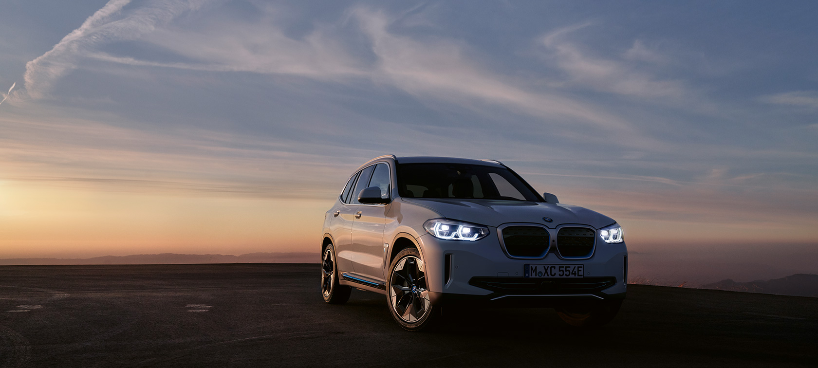 BMW iX3 G08 2020 три четвърти изглед отпред BMW iX3 G08 2020 три четвърти изглед отпред, в покой, вечер