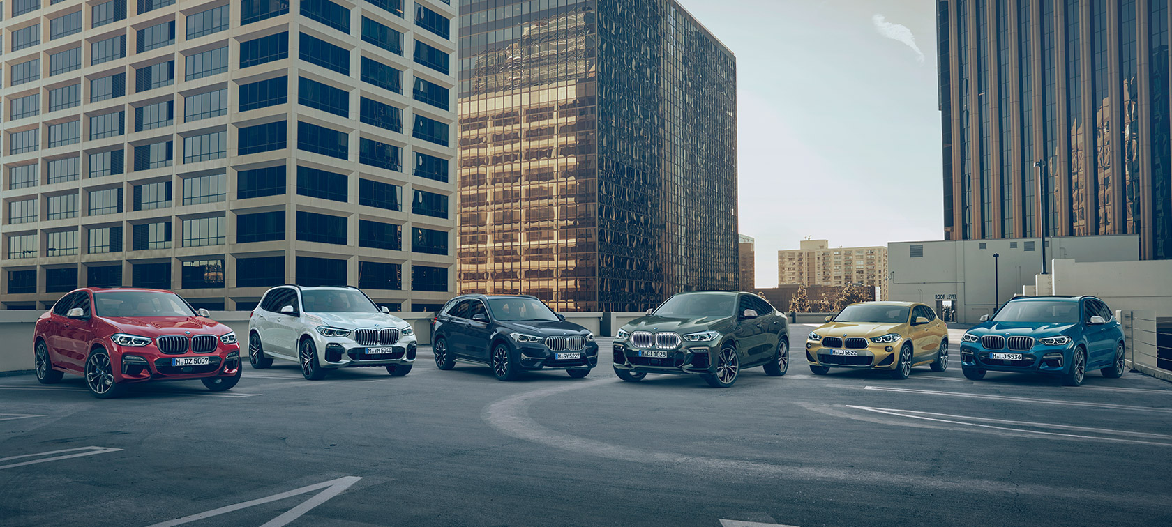 BMW X Модели BMW X на паркинг на фона на сгради BMW X Модели BMW X на паркинг на фона на сгради