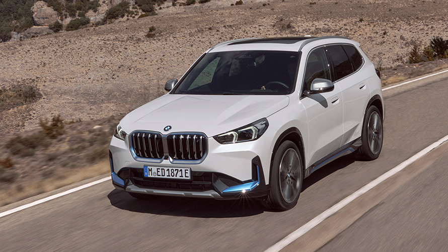 BMW Серия X BMW iX1 U11 първо поколение три четвърти изглед отпред шофиране по пътя BMW Серия X BMW iX1 U11 първо поколение три четвърти изглед отпред шофиране по пътя