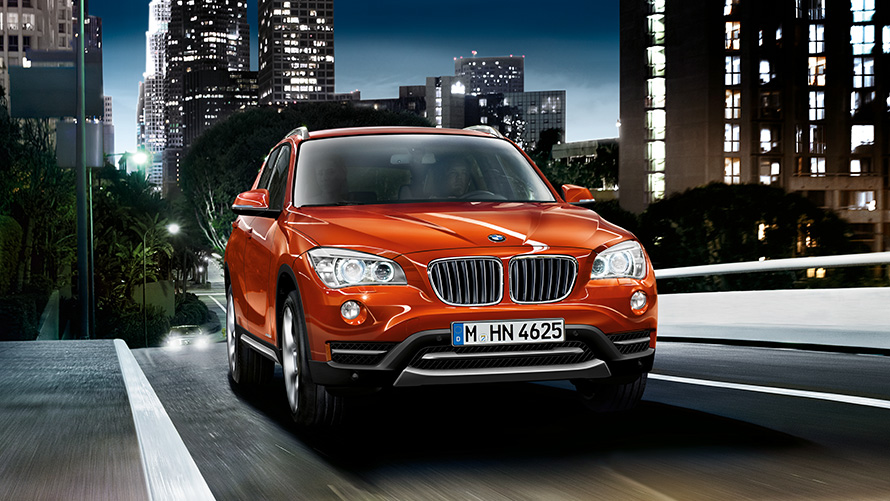 BMW X1 E84 първо поколение три четвърти изглед отпред на пътя BMW X Модели BMW X1 E84 първо поколение три четвърти изглед отпред на пътя