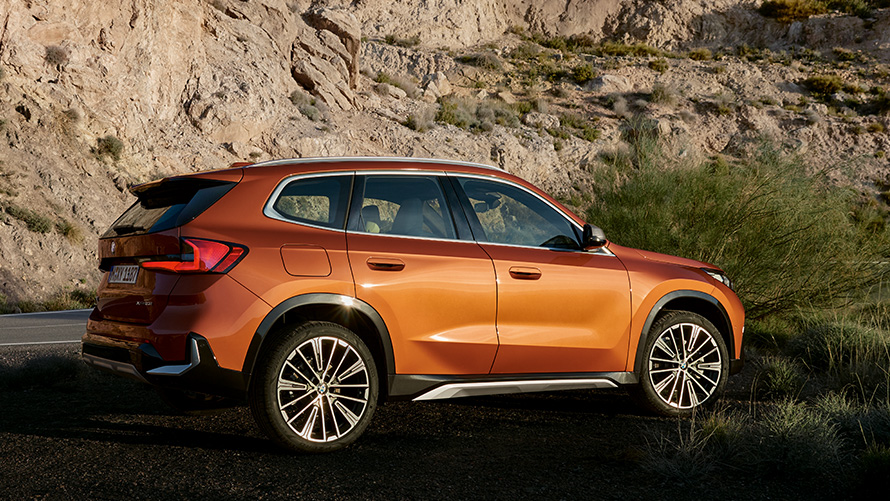 BMW Серия X BMW X1 U11 трето поколение три четвърти изглед отпред на пътя BMW Серия X BMW X1 U11 трето поколение три четвърти изглед отпред на пътя
