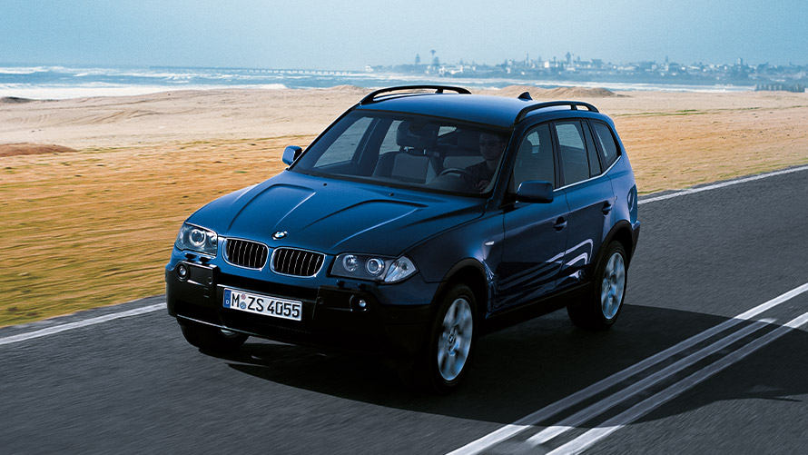 BMW X3 E83 първо поколение три четвърти изглед отпред в движение по пътя BMW X Модели BMW X3 E83 първо поколение три четвърти изглед отпред в движение по пътя