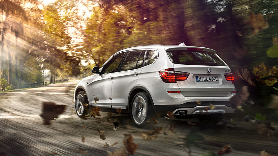 BMW X3 F25 второ поколение три четвърти изглед отзад в движение по пътя BMW X Модели BMW X3 F25 второ поколение три четвърти изглед отзад в движение по пътя