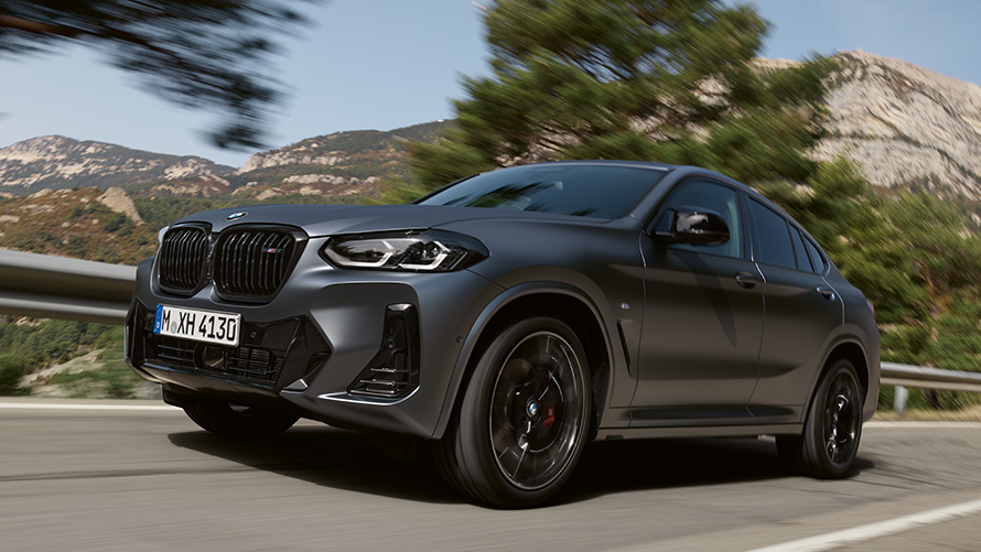 BMW X4 G02 второ поколение три четвърти изглед отпред в движение по пътя BMW X Модели BMW X4 G02 второ поколение три четвърти изглед отпред в движение по пътя