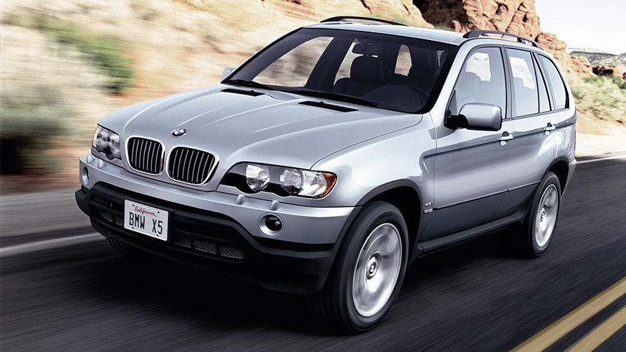 BMW X5 E53 първо поколение три четвърти изглед отпред в движение по пътя BMW X Модели BMW X5 E53 първо поколение три четвърти изглед отпред в движение по пътя