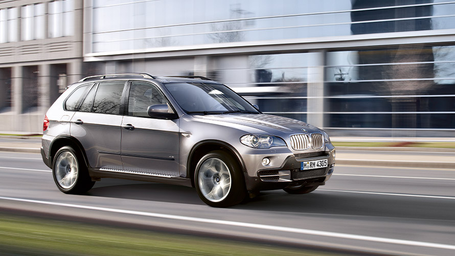 BMW X5 E70 второ поколение изглед отстрани в движение по пътя BMW X Модели BMW X5 E70 второ поколение изглед отстрани в движение по пътя