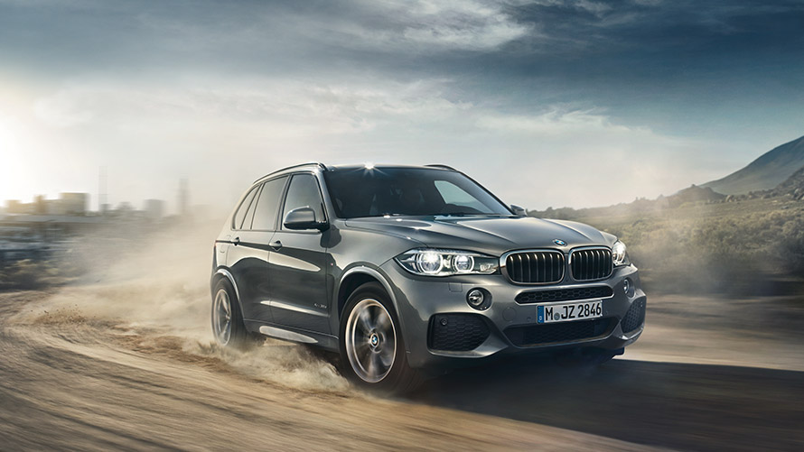 BMW X5 F15 трето поколение три четвърти изглед отпред при движение BMW X Модели BMW X5 F15 трето поколение три четвърти изглед отпред при движение