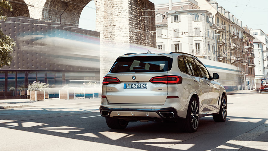 BMW X5 G05 четвърто поколение три четвърти изглед отзад в покой пред сграда BMW X Модели BMW X5 G05 четвърто поколение три четвърти изглед отзад в покой пред сграда