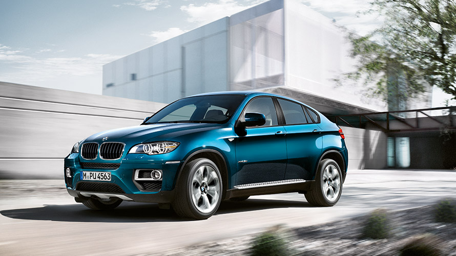BMW X6 E71 първо поколение три четвърти изглед отпред в покой пред сграда BMW X Модели BMW X6 E71 първо поколение три четвърти изглед отпред в покой пред сграда