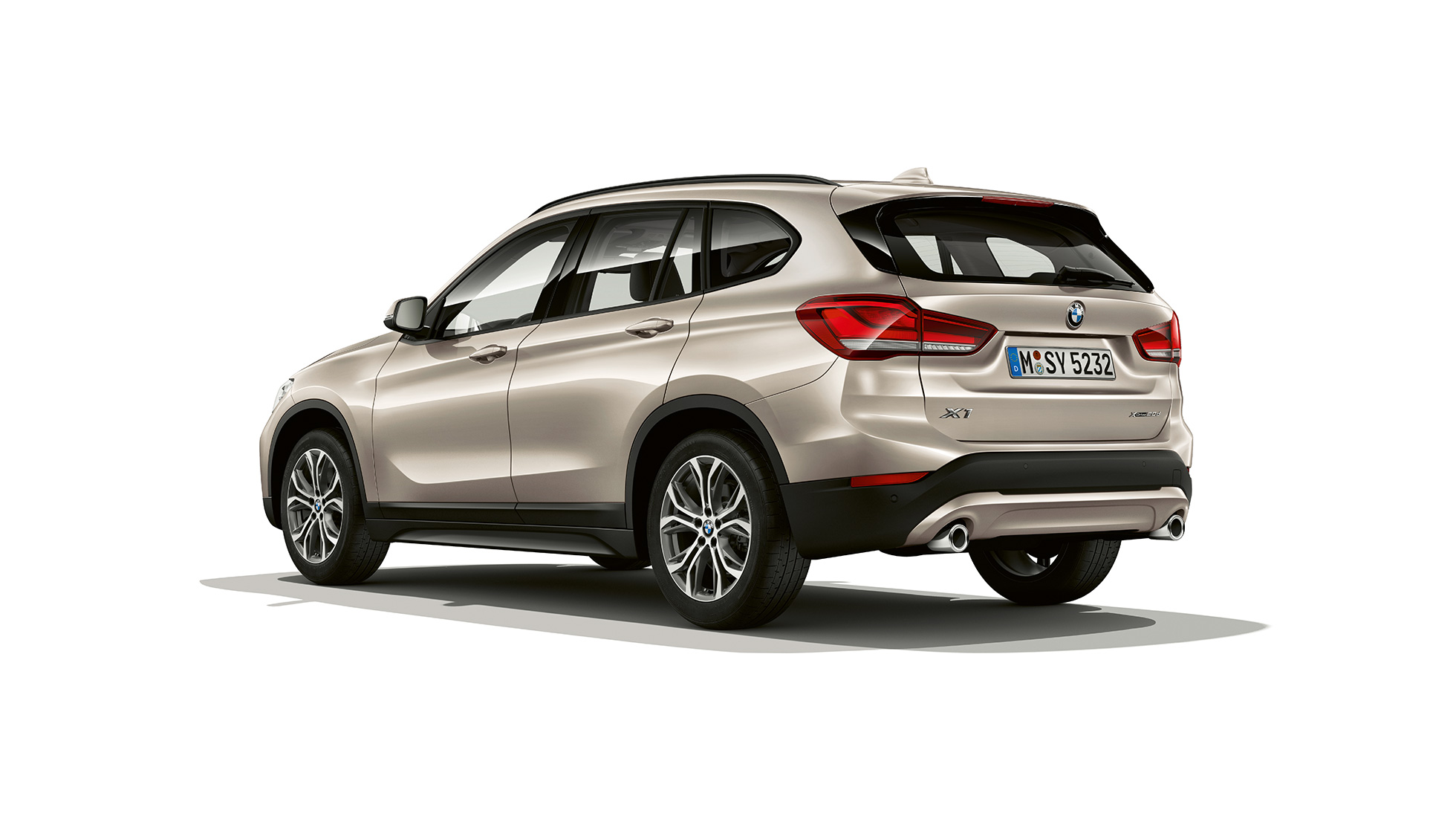 BMW X1, Модел Advantage, три четвърти снимка отзад BMW X1, Модел Advantage, три четвърти снимка отпред в студио