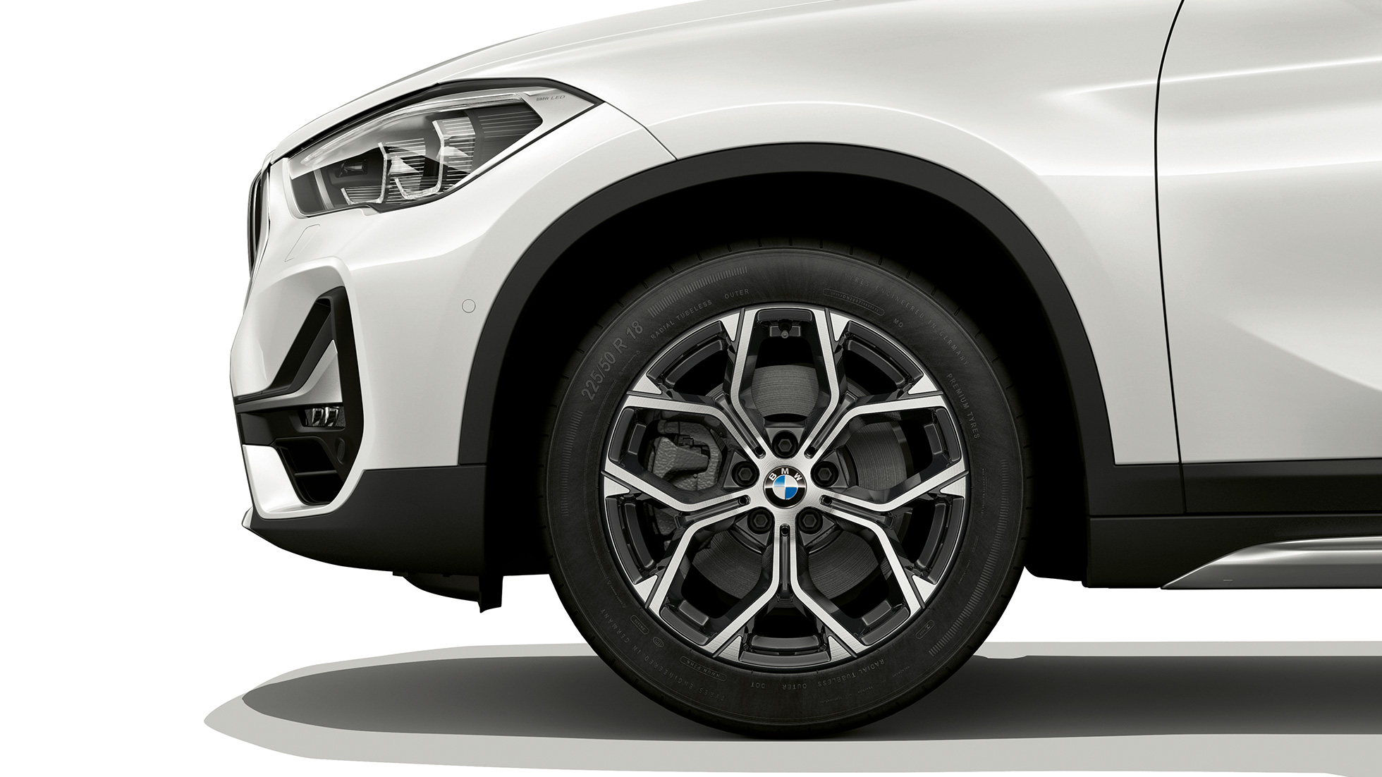 BMW X1, Модел xLine, алуминиева джанта BMW X1, Модел xLine, изглед отстрани със снимка отблизо на алуминиева джанта