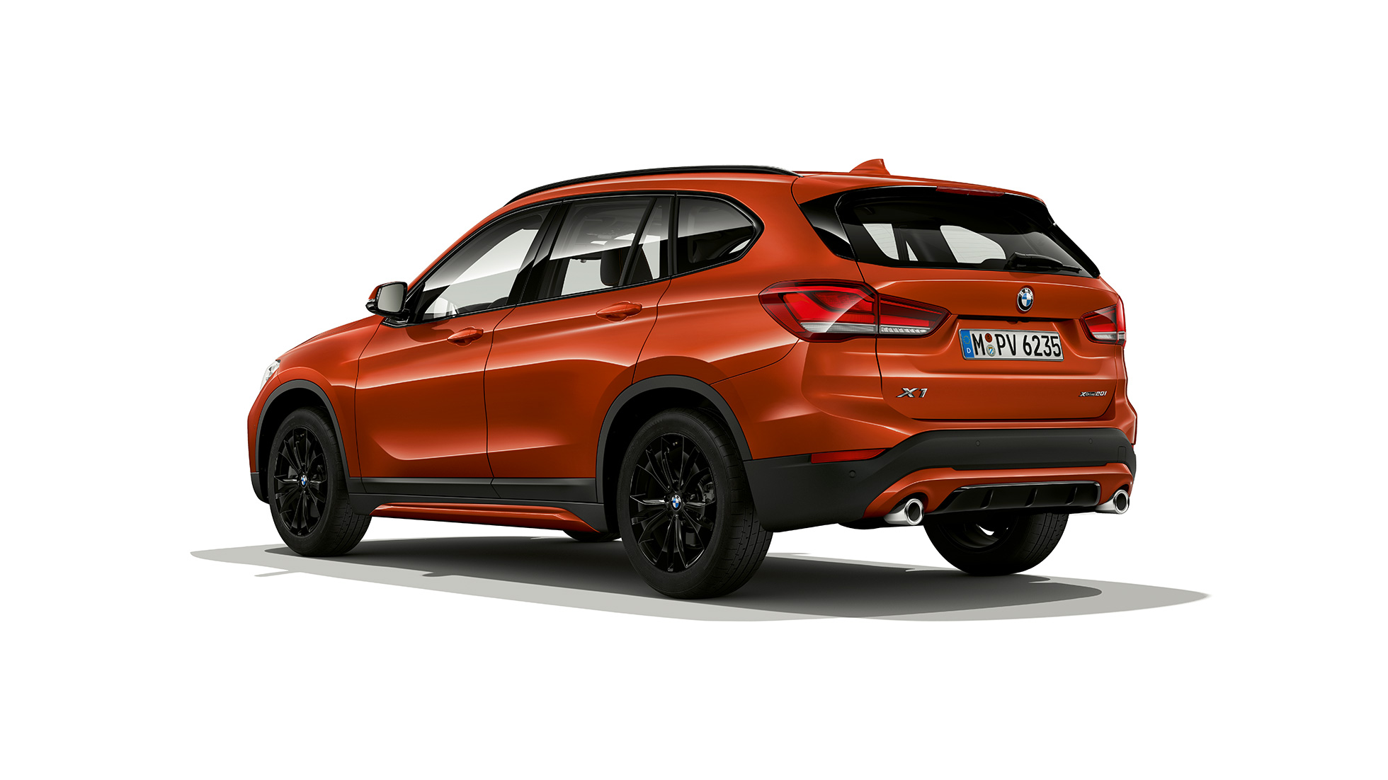 BMW X1, Модел Sport Line, три четвърти снимка отзад BMW X1, Модел Sport Line, три четвърти снимка отзад в студио