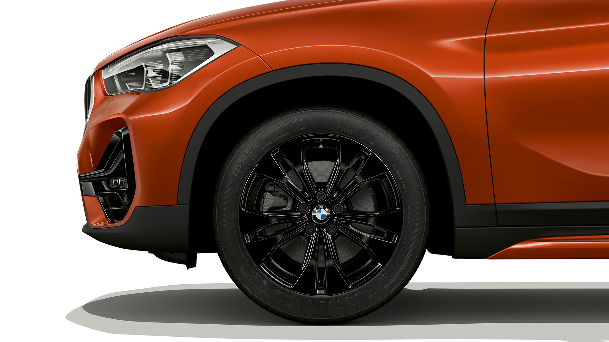 BMW X1, Модел Sport Line, алуминиева джанта BMW X1, Модел Sport Line, изглед отстрани със снимка отблизо на алуминиева джанта