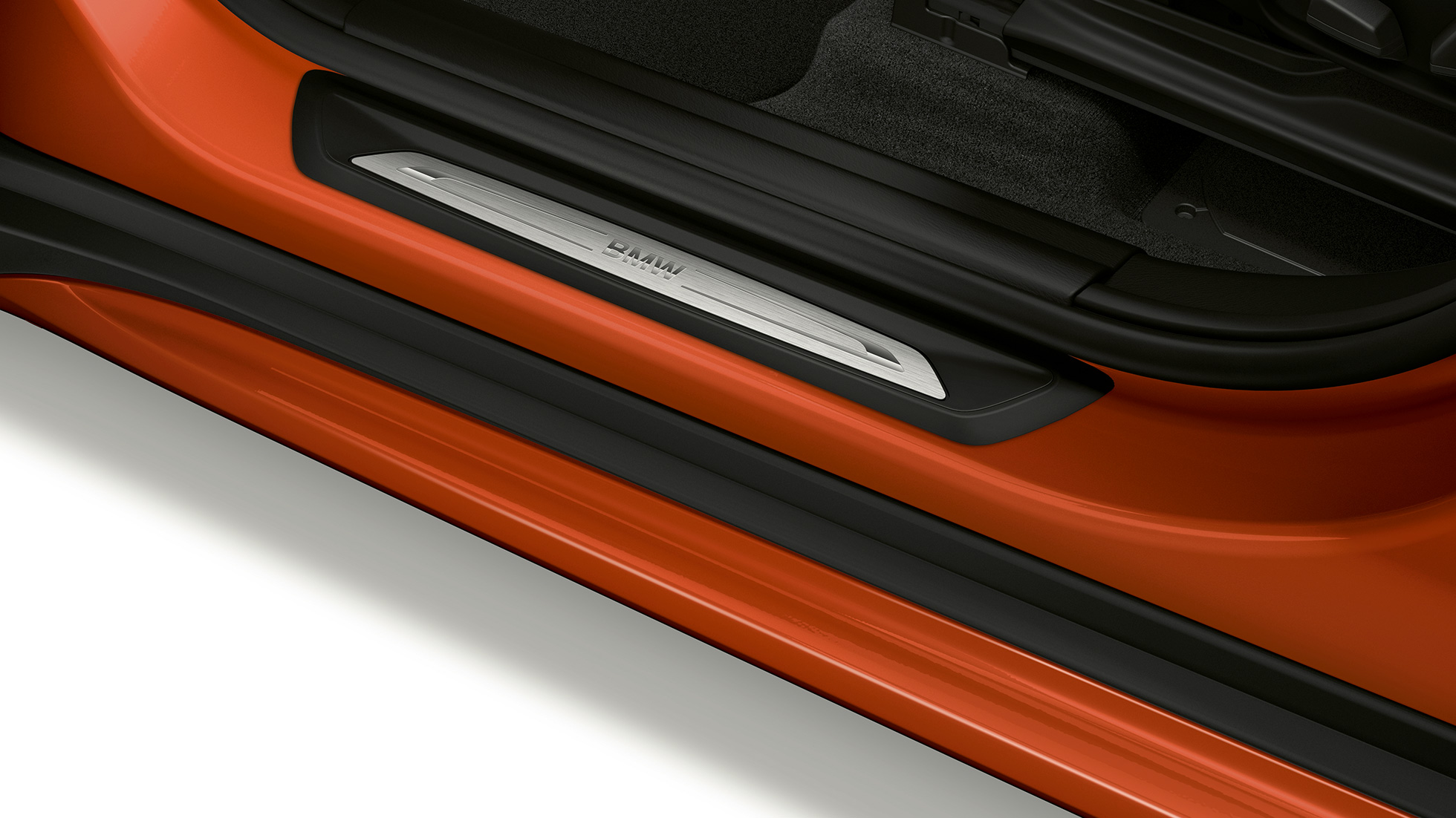 BMW X1, Модел Sport Line, лайстна на прага BMW X1, Модел Sport Line, изглед отстрани със снимка отблизо на лайстна на прага