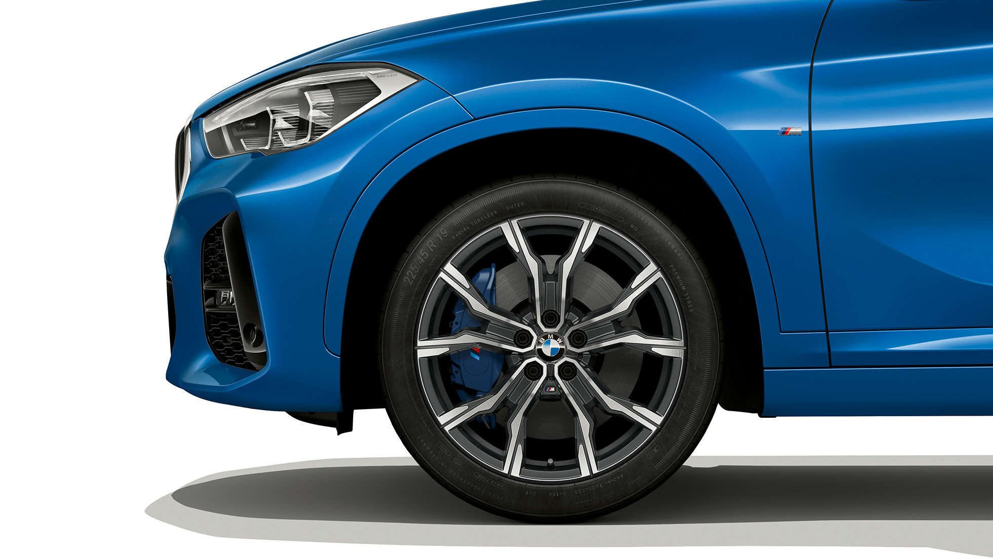 BMW X1, Модел M Sport, алуминиева джанта BMW X1, Модел M Sport, изглед отстрани със снимка отблизо на алуминиева джанта