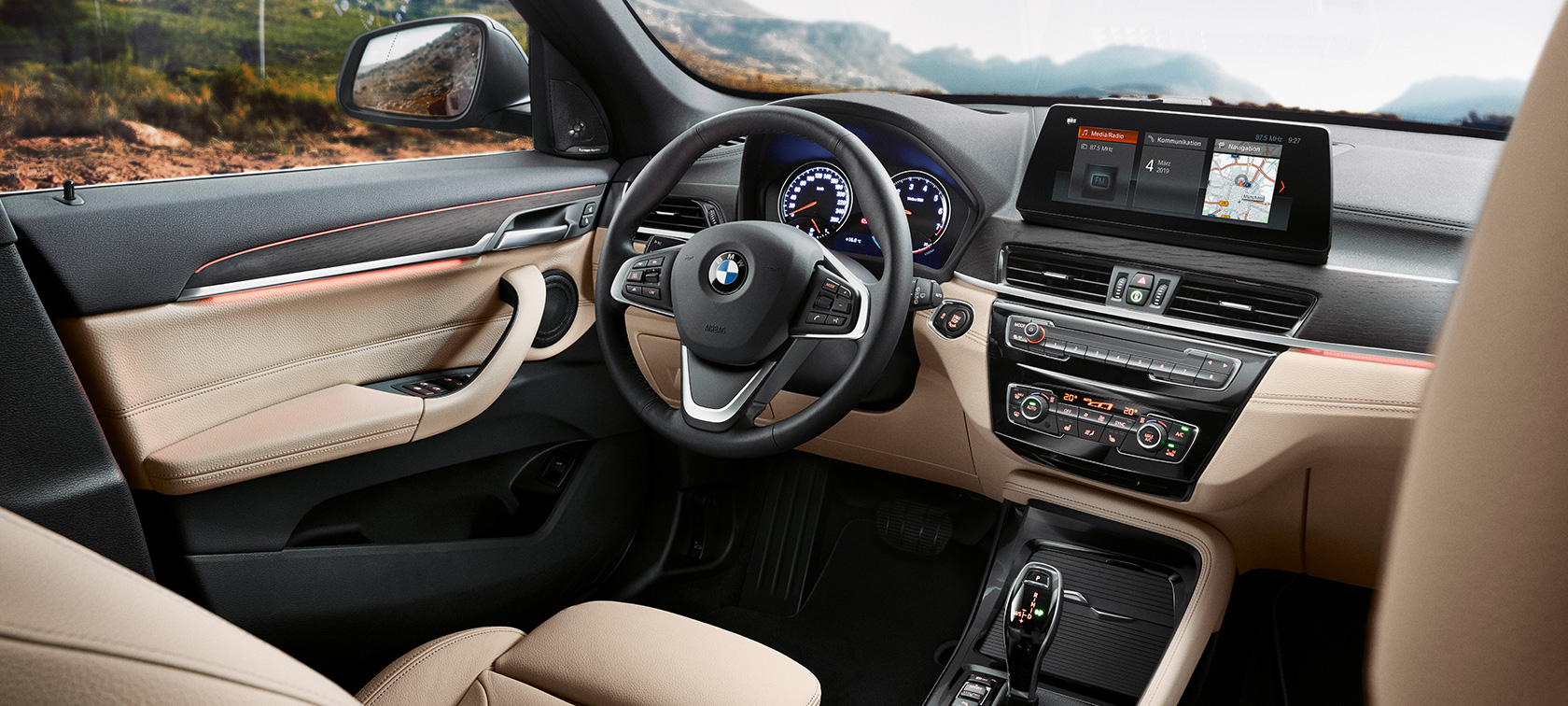 BMW X1, кокпит BMW X1, интериор с фокус върху кокпита