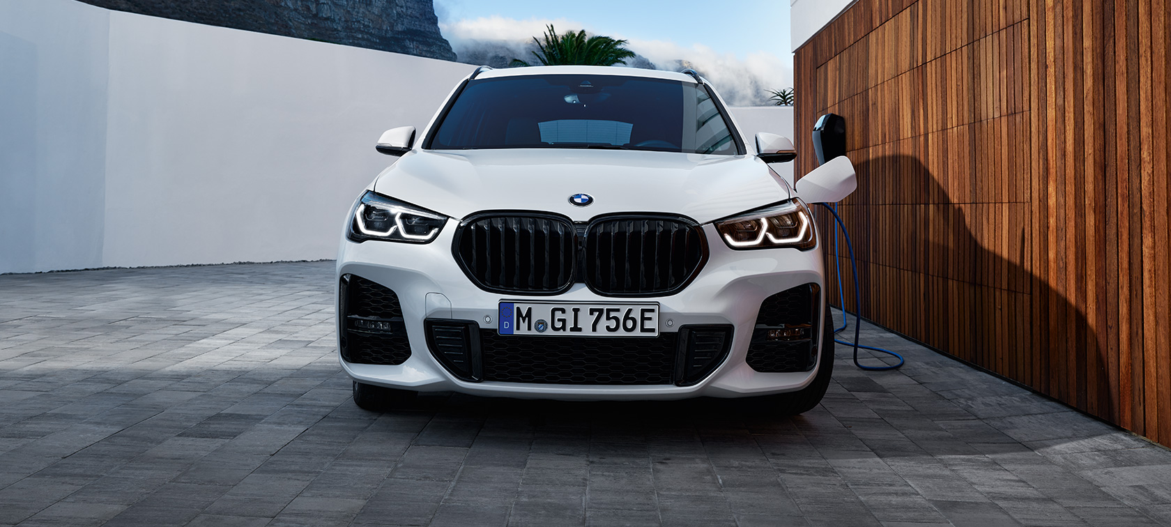 Plug-in хибрид BMW X1 xDrive25e F48 изглед отпред Plug-in хибрид BMW X1 xDrive25e F48 изглед отпред при зареждане