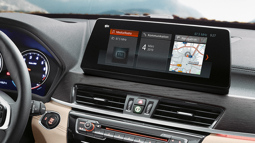 BMW X1, интериор, 10,25-инчов контролен дисплей. BMW X1, интериор, с поглед към 10,25-инчовия тъчскрийн контролен дисплей.