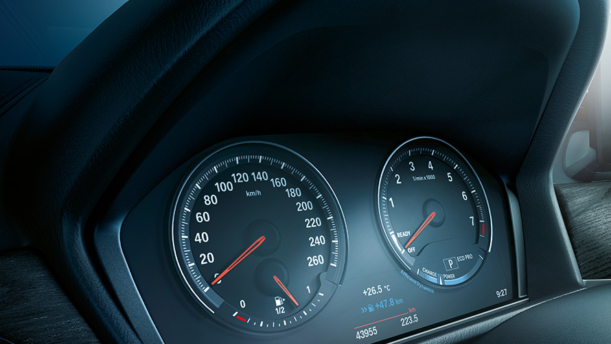 BMW X1, арматурно табло с технология Black Panel. BMW X1, интериор, с поглед към арматурното табло с технология Black Panel.