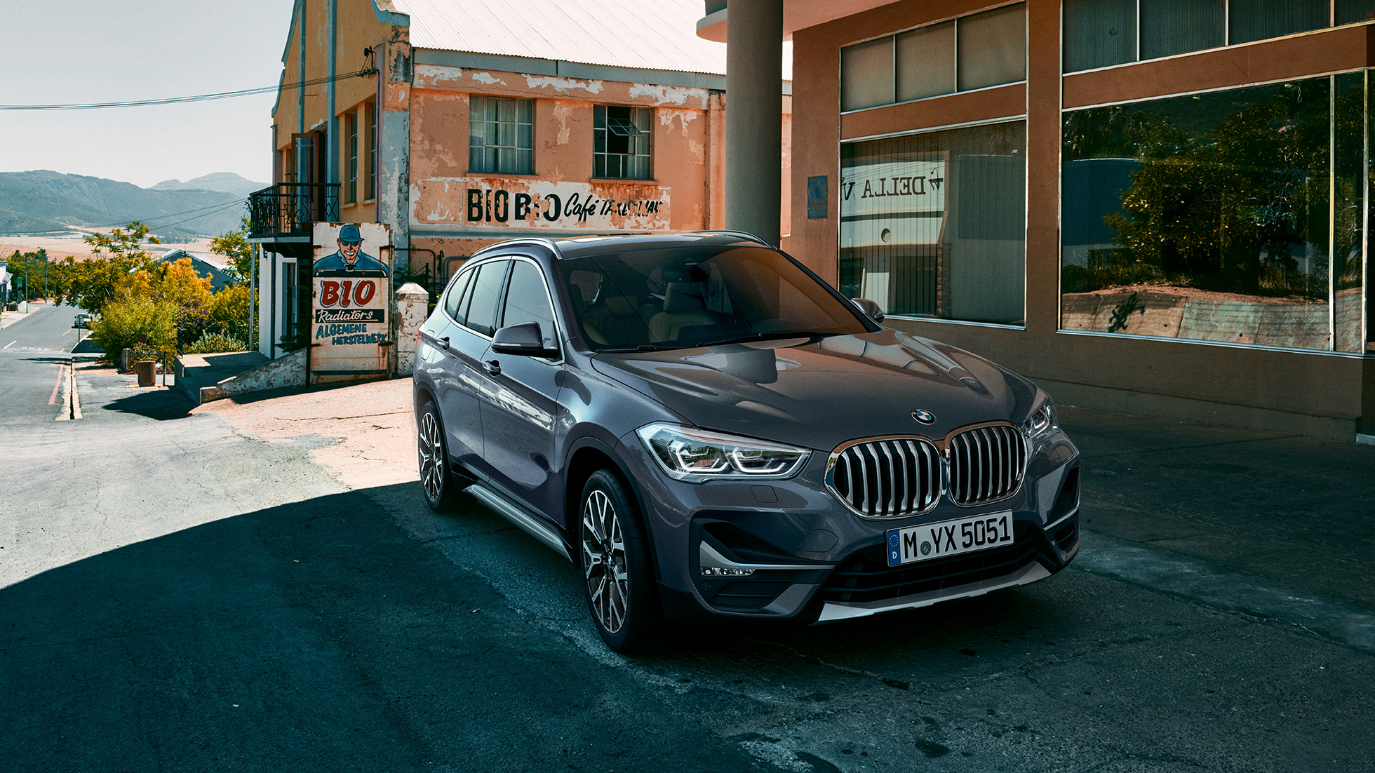BMW X1, три четвърти снимка отпред. BMW X1, три четвърти снимка отпред в покой на фона на планински пейзаж.