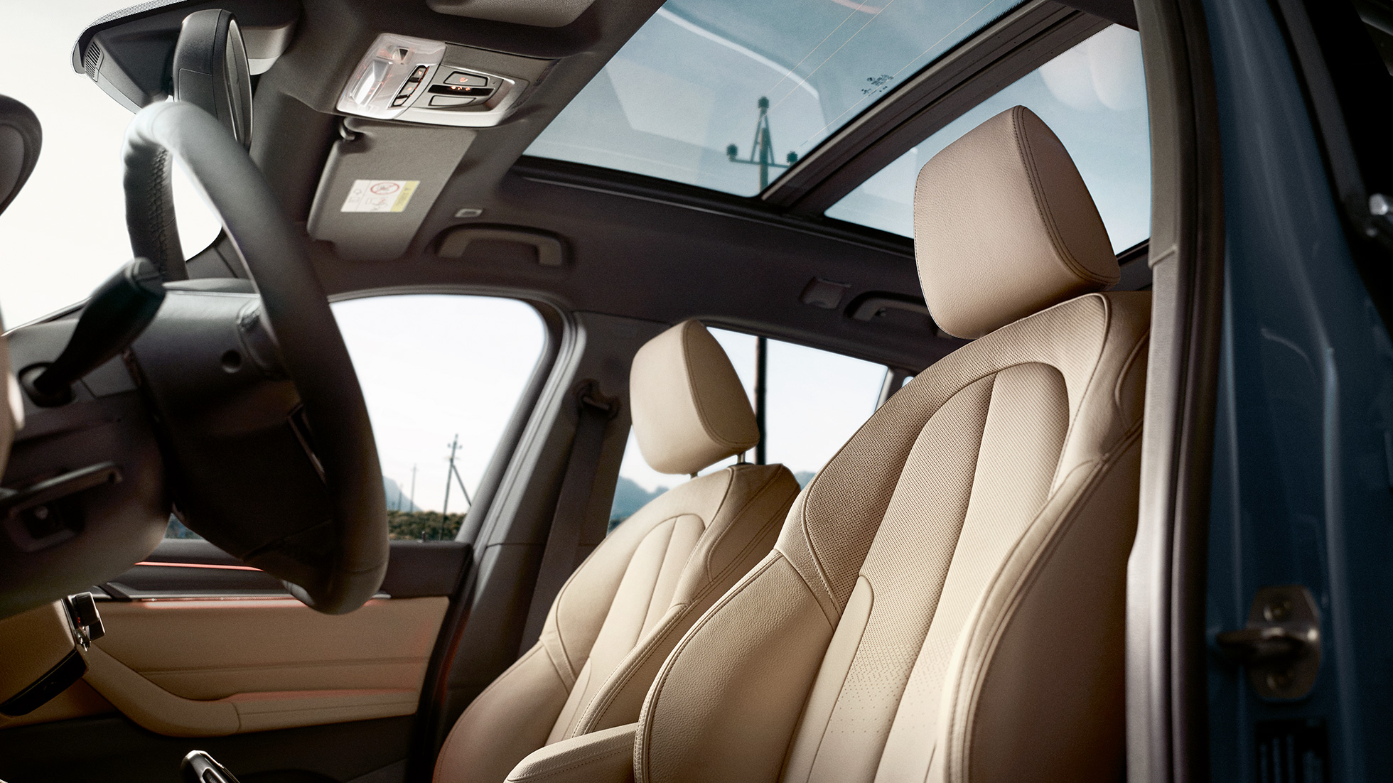 BMW X1, интериор, спортни седалки. BMW X1, интериор, поглед към ергономичните спортни седалки