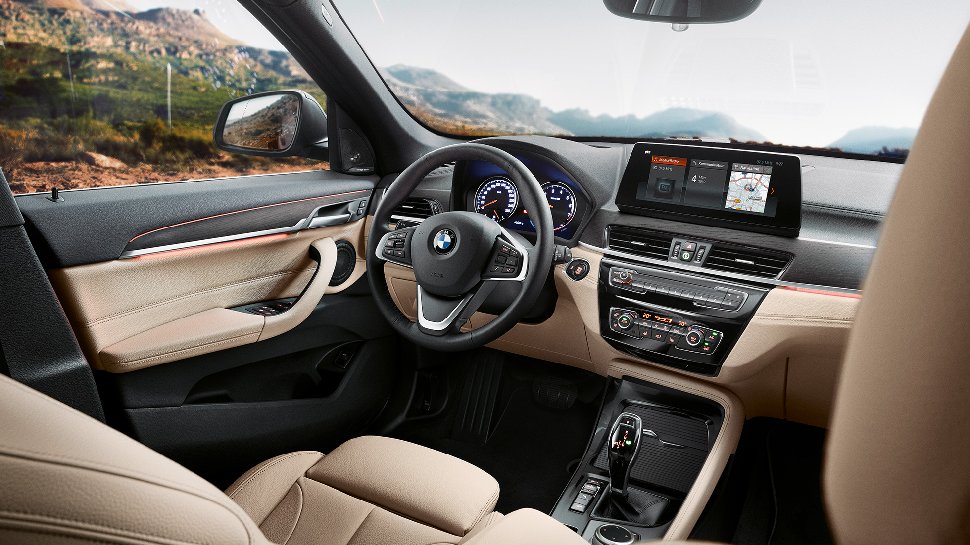 BMW X1, интериор, кокпит. BMW X1, интериор, поглед към 10,25-инчовия контролен дисплей в кокпита.