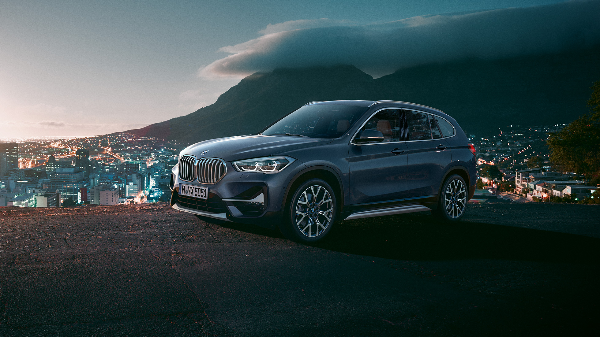 BMW X1, три четвърти снимка отстрани BMW X1, три четвърти снимка отстрани в покой на фона на града.