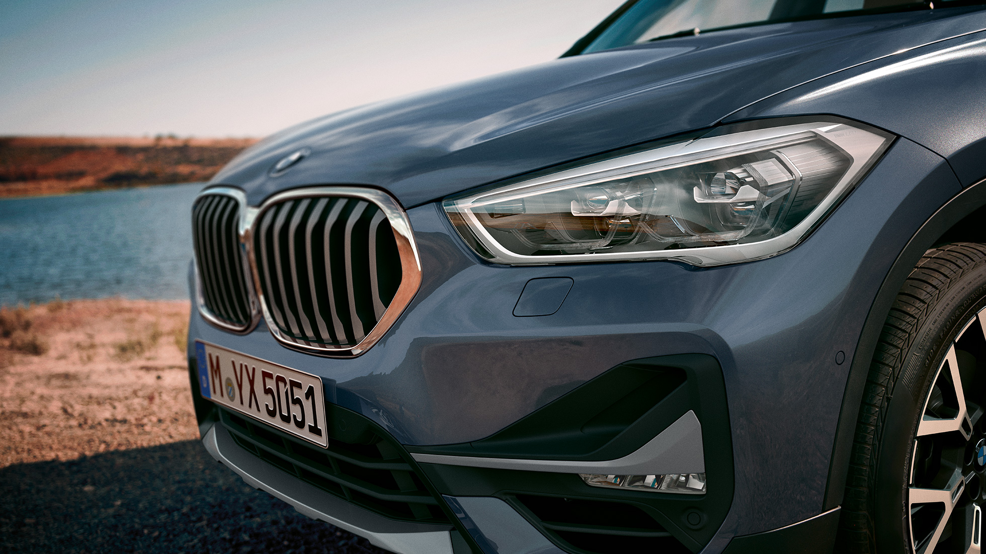 BMW X1, Адаптивни LED фарове. BMW X1, снимка отблизо на Адаптивните LED фарове.