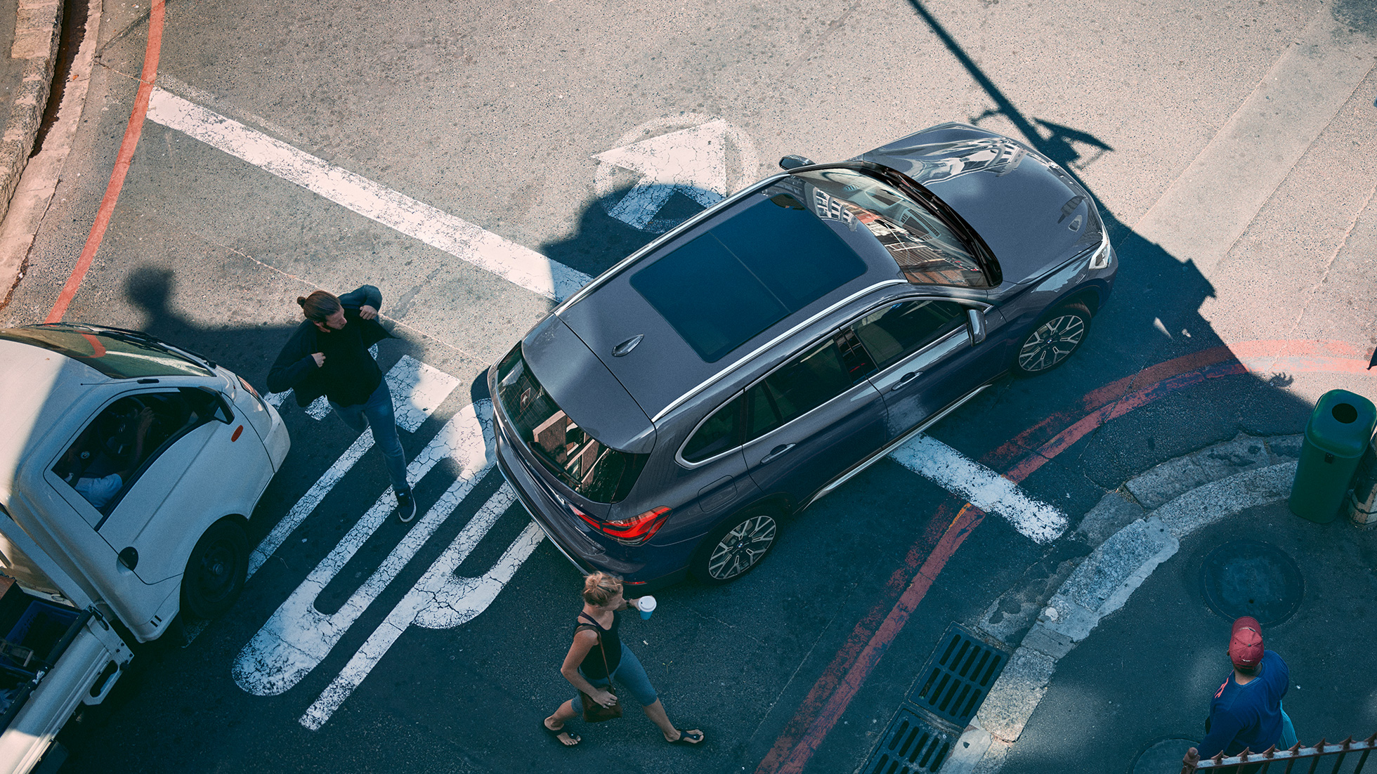 BMW X1, панорамен стъклен покрив. BMW X1, с изглед към панорамния стъклен покрив от перспектива „птичи поглед“.