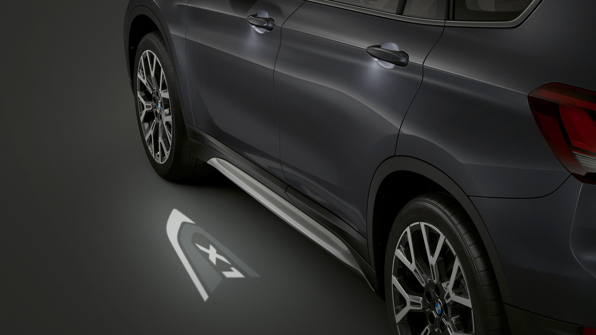 BMW X1, LED проекция „Х1“. BMW X1, изглед отстрани с поглед към LED проекцията „Х1“.
