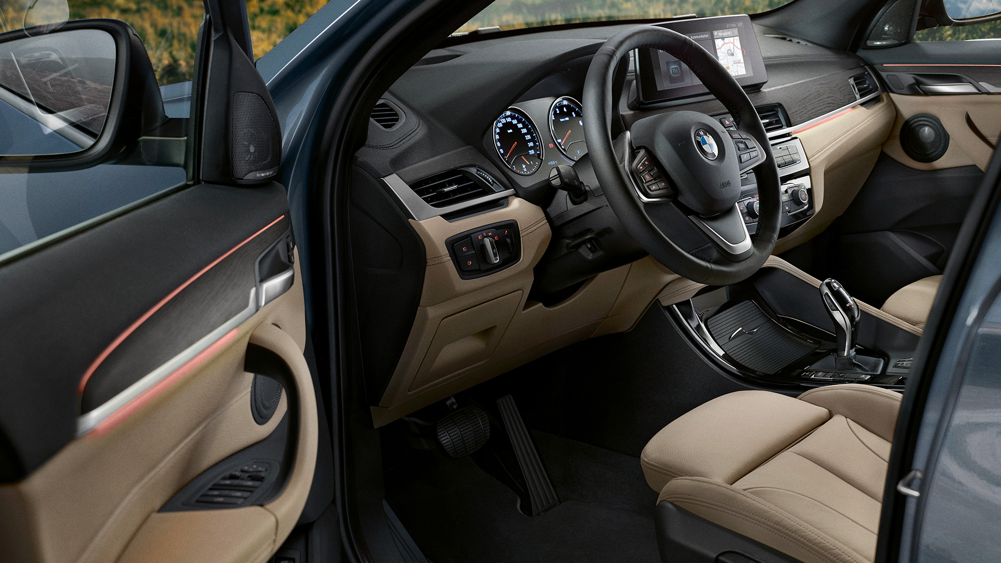 BMW X1, интериор. BMW X1, интериор с поглед към мулнифункционалния волан.