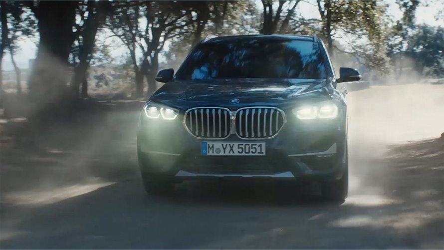 BMW X1 F48 LCI три четвърти изглед отпред BMW X1 F48 LCI три четвърти изглед отпред в движение на фона на природата