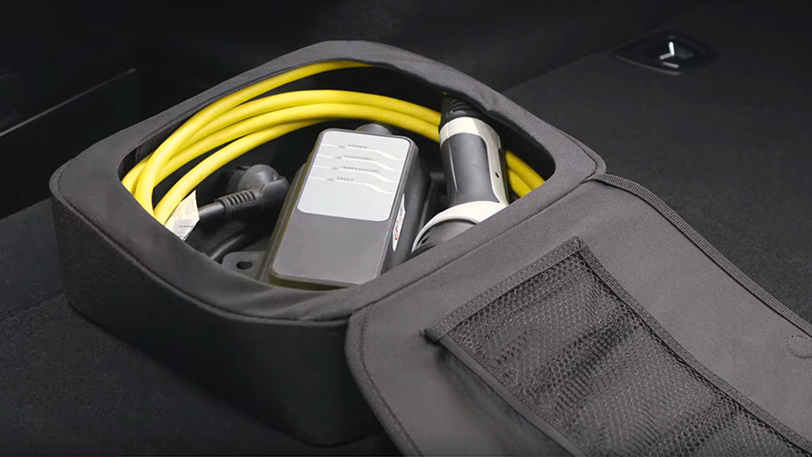 Аксесоари за зареждане на BMW Plug-in хибрид в чанта Аксесоари за зареждане на BMW Plug-in хибрид в чанта снимка отблизо