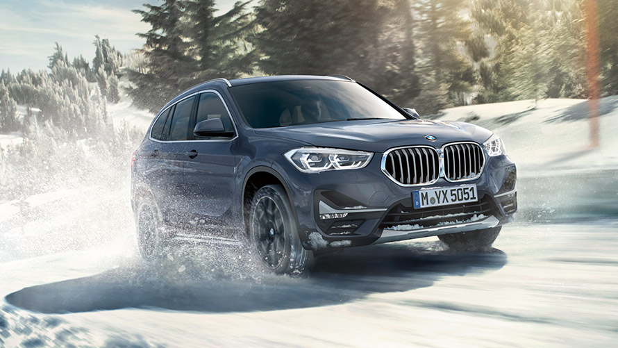 BMW X1 xDrive20i F48 LCI в BMW Individual Storm Bay metallic, в движение през зимата BMW X1 xDrive20i F48 LCI в BMW Individual Storm Bay metallic, в движение през зимата