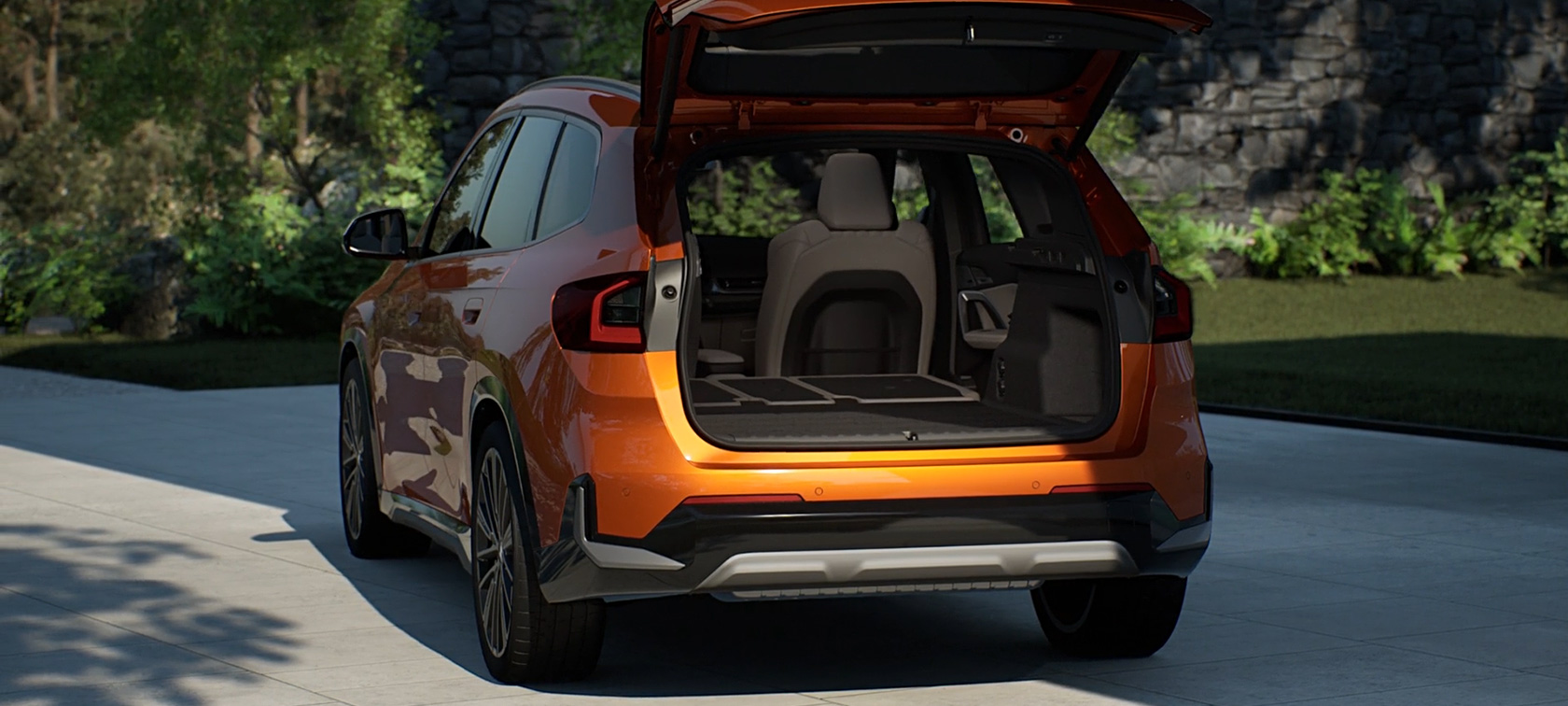 BMW X1 xDrive23i U11 ICE xLine Utah orange metallic Вместимост на багажника и теглич Вместимост на багажника и теглич BMW X1 xDrive23i U11 ICE Utah Orange metallic 20" BMW Individual алуминиеви джанти с тънки спици 869 I