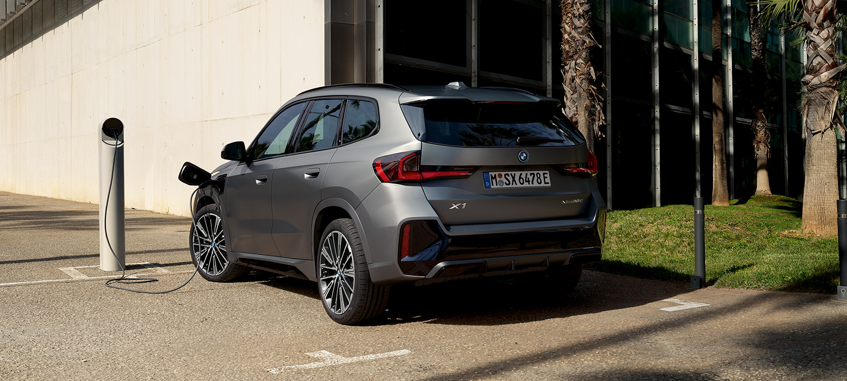 BMW X1 U11 PHEV Frozen Pure grey metallic зареждане BMW X1 U11 PHEV Frozen Pure grey metallic зареждане акценти