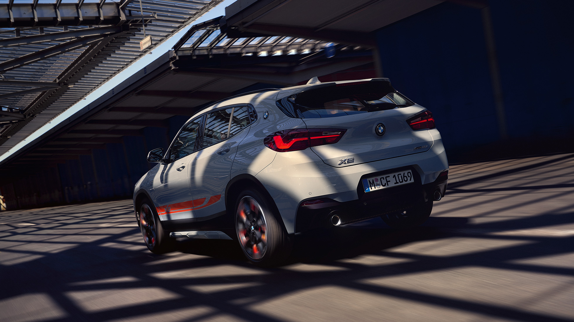 Три четвърти изглед отзад BMW X2 F39 BMW X2 2020 F39 Brooklyn Grey Три четвърти изглед отзад