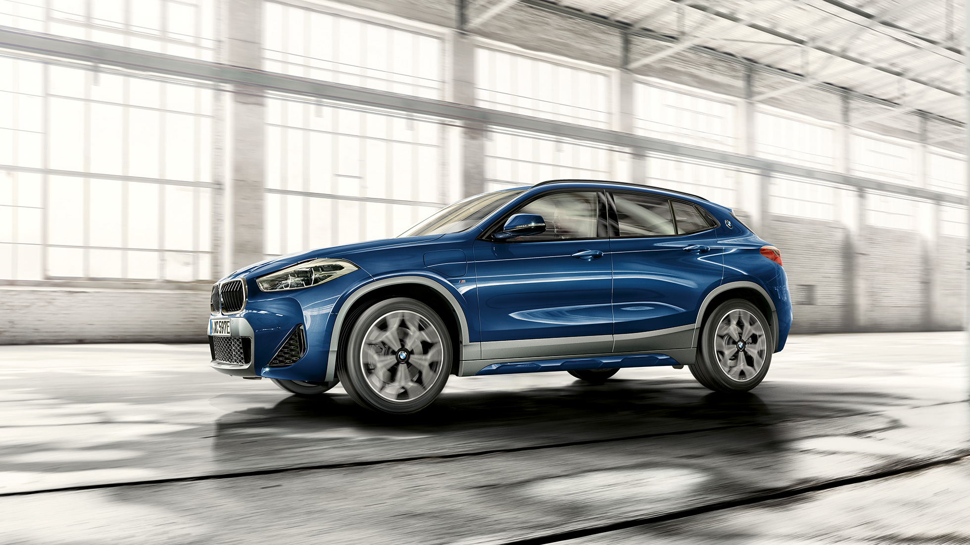 Три четвърти изглед отстрани BMW X2 xDrive25e Plug-in хибрид F39 BMW X2 xDrive25e Plug-in хибрид 2020 F39 Три четвърти изглед отстрани