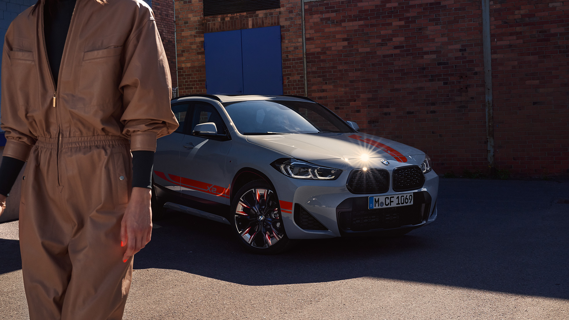 Двойна бъбрековидна радиаторна решетка BMW X2 F39 BMW X2 2020 F39 Brooklyn Grey три четвърти изглед отпред двойна бъбрековидна радиаторна решетка