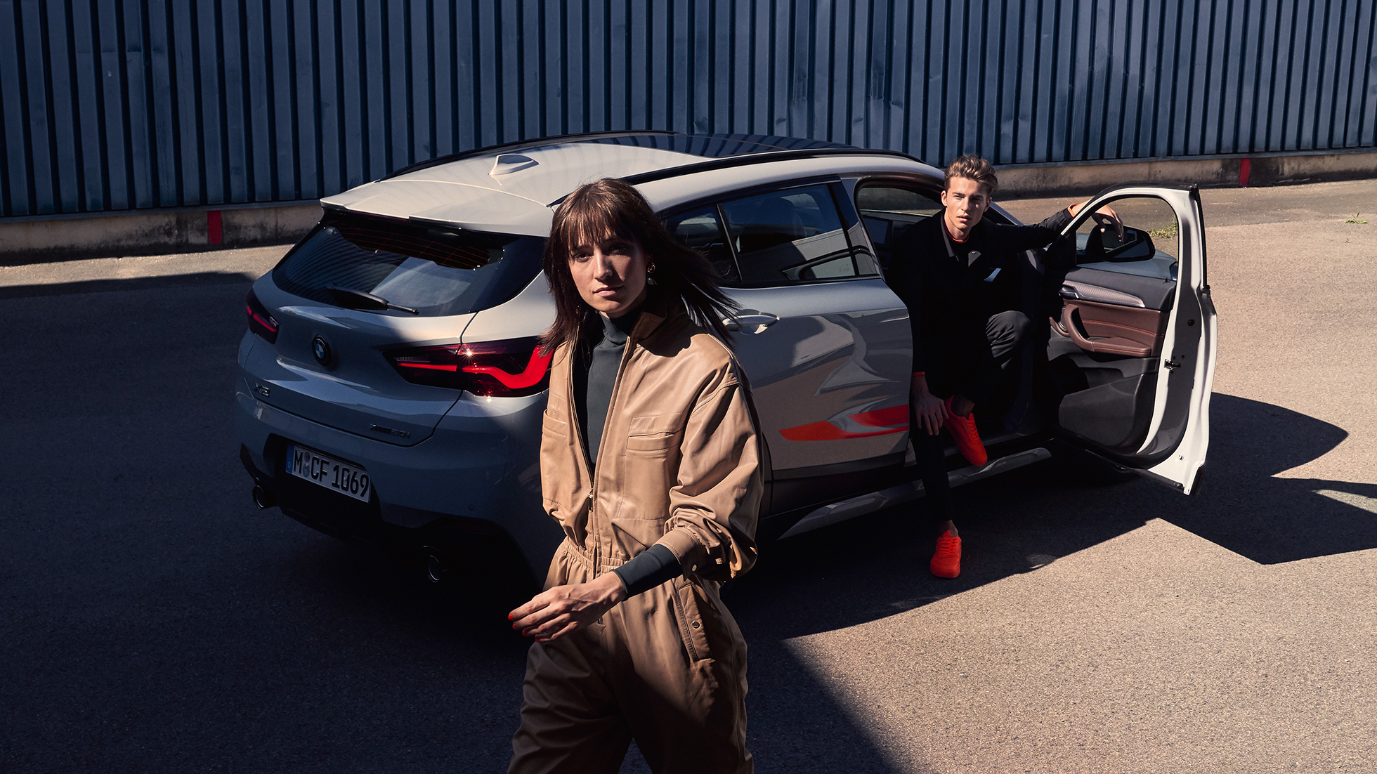 Три четвърти изглед отзад BMW X2 F39 BMW X2 2020 F39 Brooklyn Grey три четвърти изглед отзад