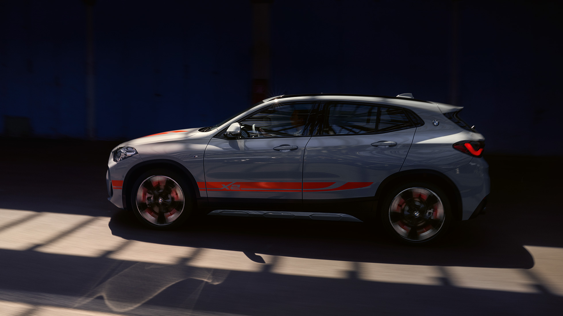 Изглед отстрани BMW X2 F39 BMW X2 2020 F39 Brooklyn Grey изглед отстрани