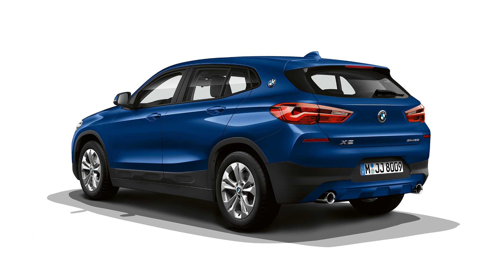 Три четвърти изглед отзад BMW X2 sDrive20i Модел Advantage BMW X2 sDrive20i Модел Advantage 2018 F39 Mediterranean Blue metallic три четвърти изглед отзад