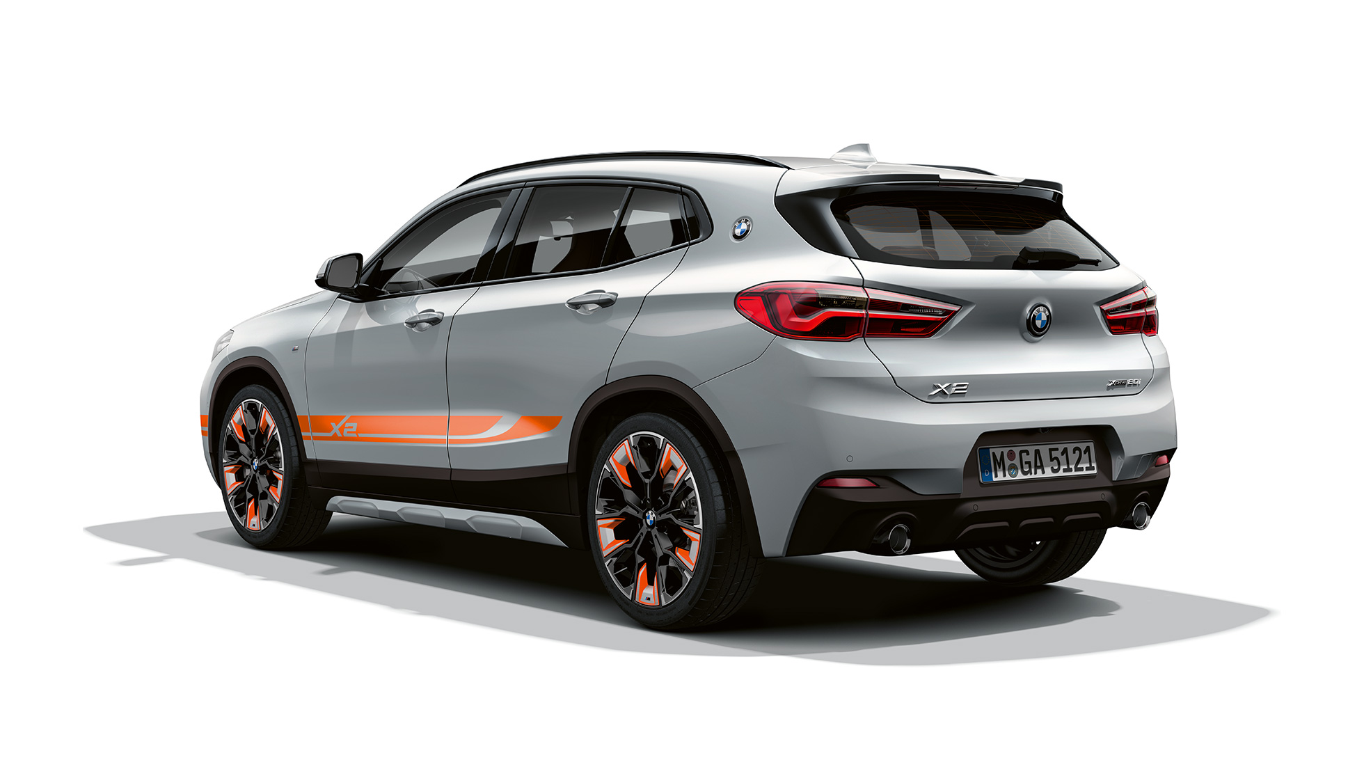 Три четвърти изглед отзад BMW X2 Модел Edition M Mesh BMW X2 Модел Edition M Mesh 2020 F39 Brooklyn Grey три четвърти изглед отзад