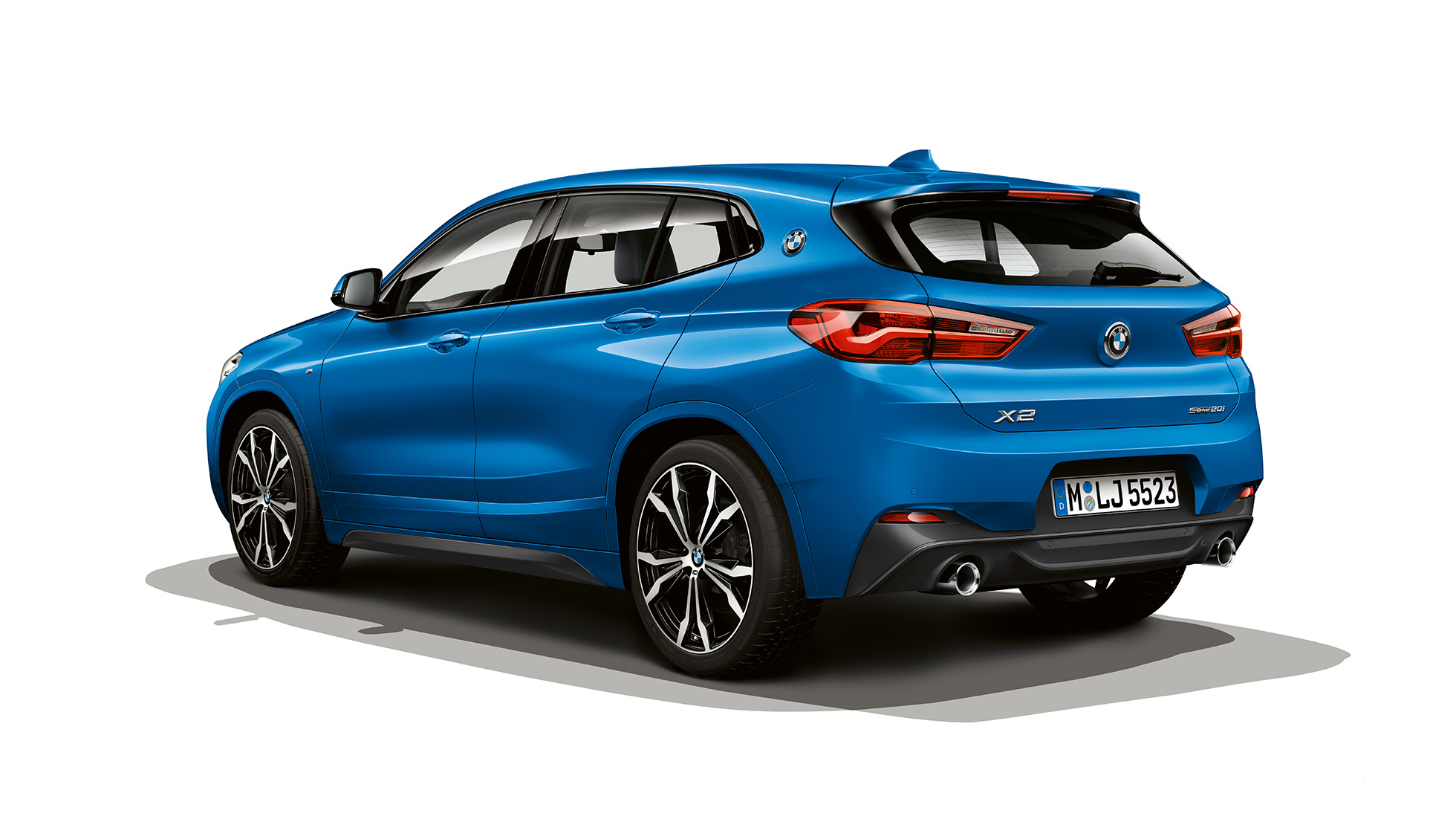Три четвърти изглед отзад BMW X2 sDrive20i Модел M Sport BMW X2 sDrive20i Модел M Sport 2018 F39 Misano Blue metallic три четвърти изглед отстрани