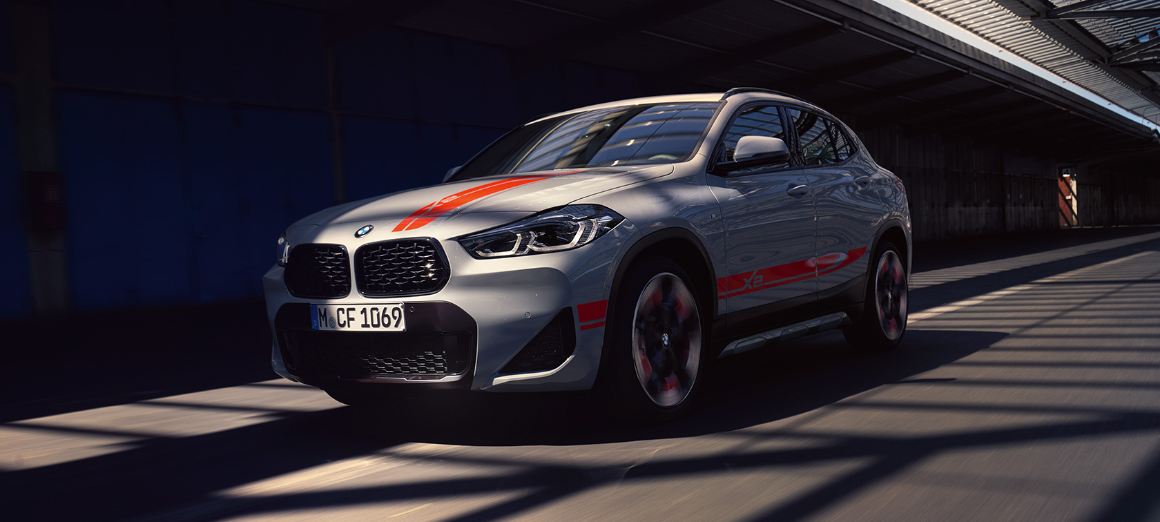 3/4 преден изглед BMW X2 F39 3/4 изглед отпред наBMW X2 2020 F39 Brooklyn Grey в движение